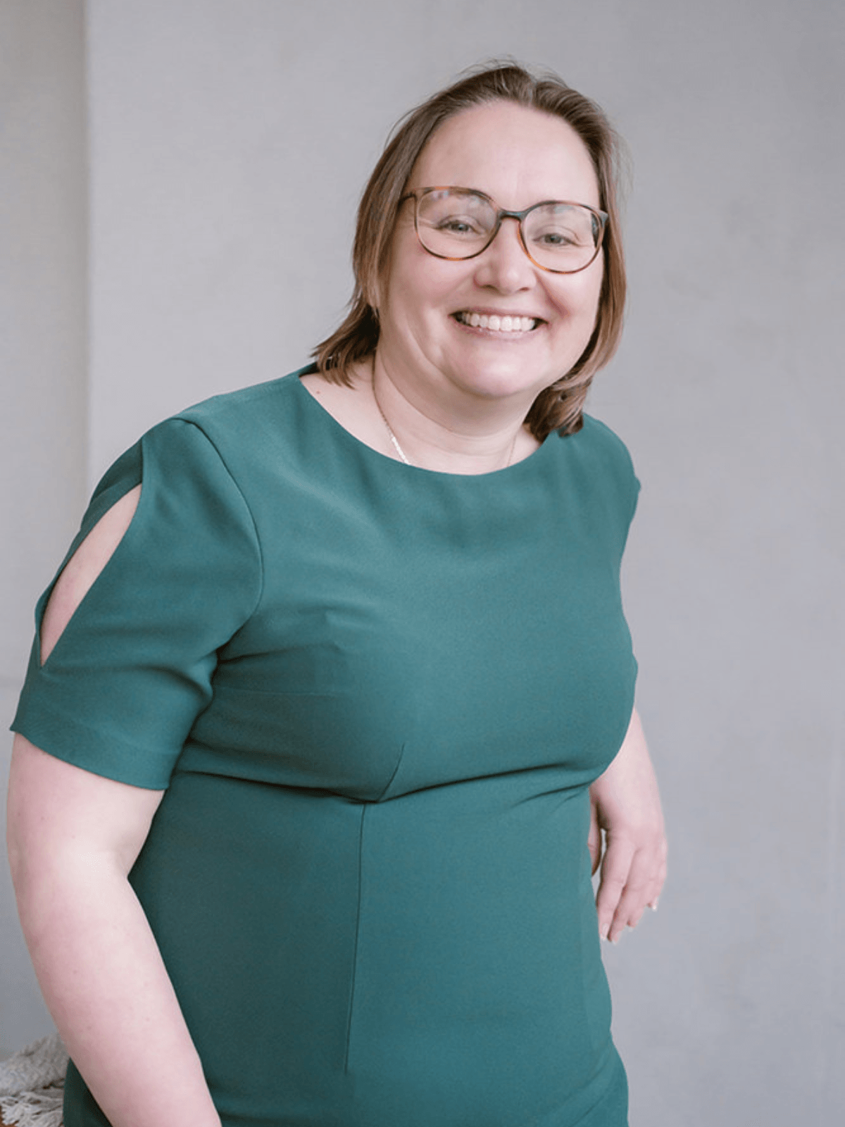 Human Design coach Rinskje lacht vriendelijk en straalt rust uit, klaar om moeders te begeleiden naar meer begrip in hun gezin.