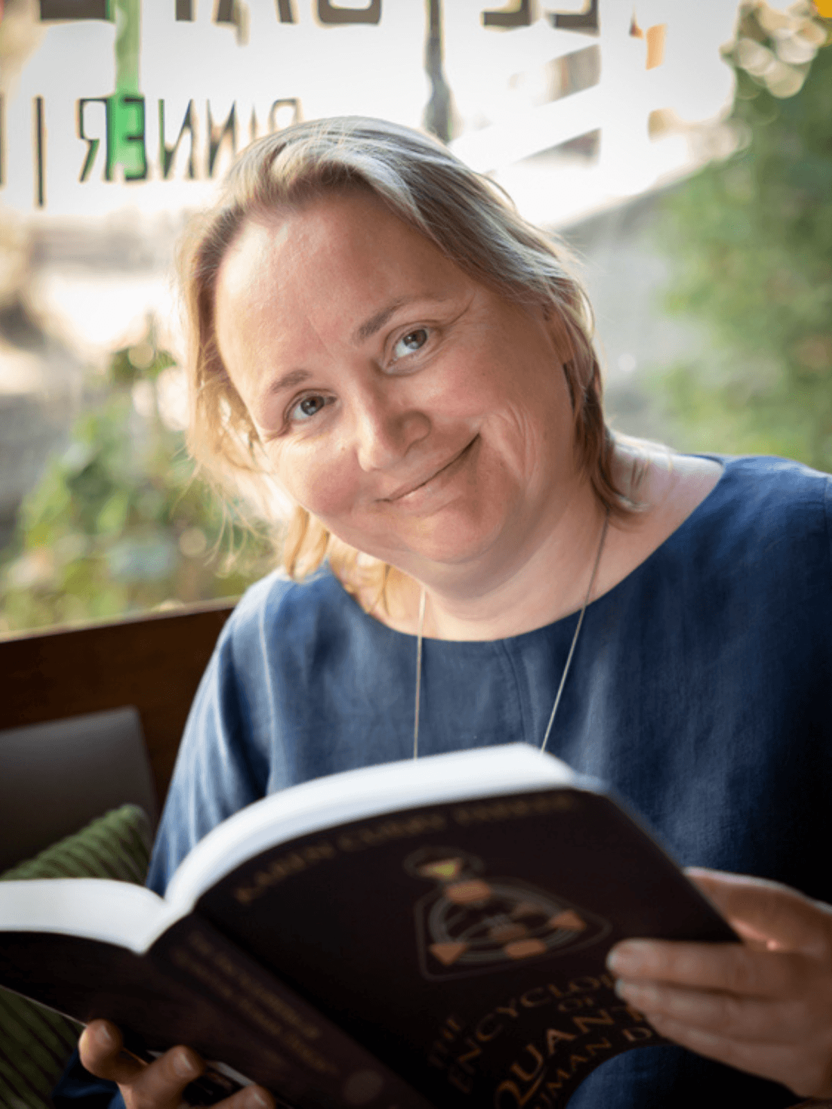 Human Design coach voor moeders Rinskje verdiept zich in de Quantum Human Design encyclopedie; een beeld bij haar expertise en gevolgde opleidingen.